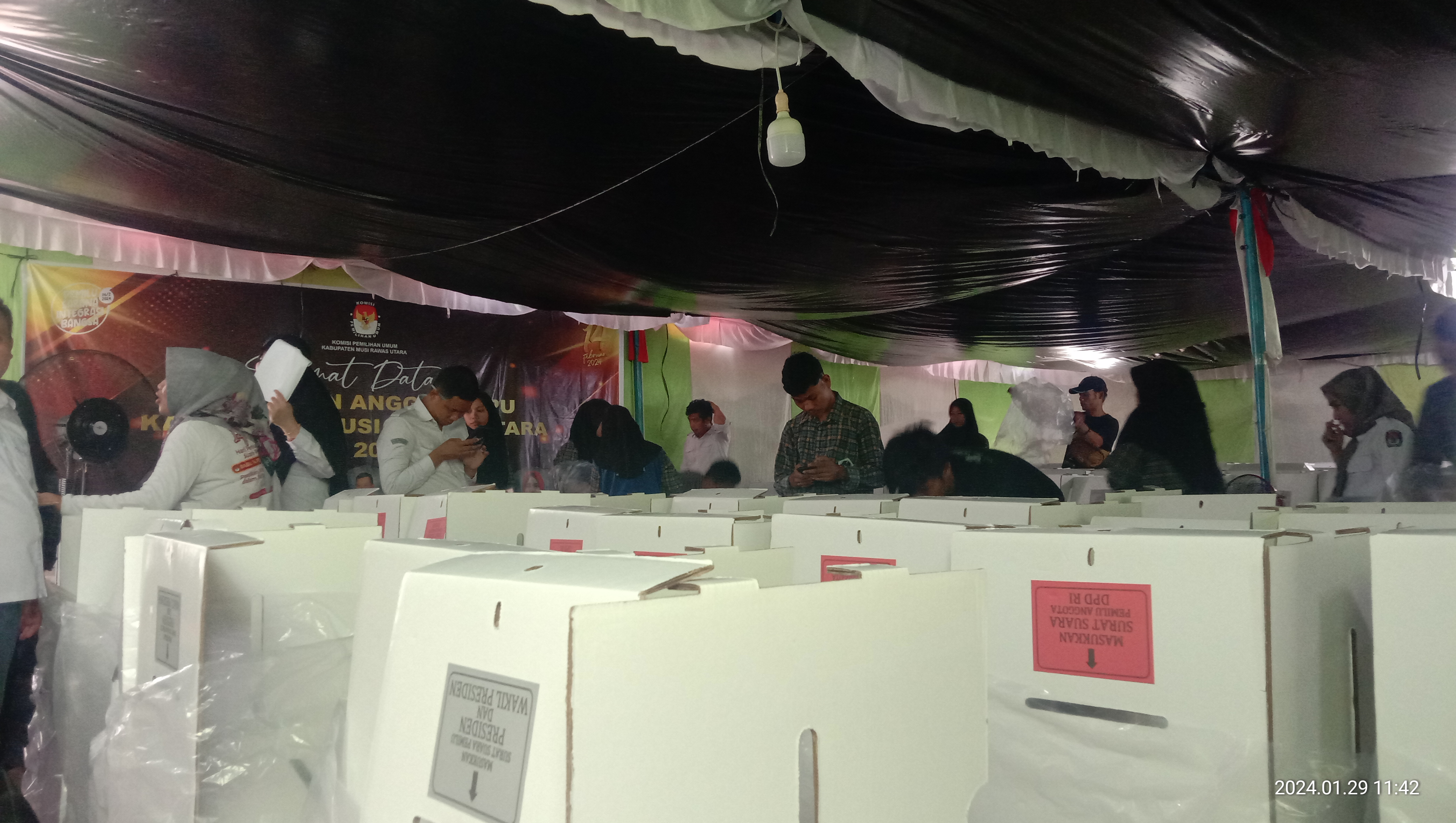 Packing Logistik Pemilu 2024 Segera Didistribusikan, 259 TPS di Muratara Berpotensi Pindah Dampak Banjir