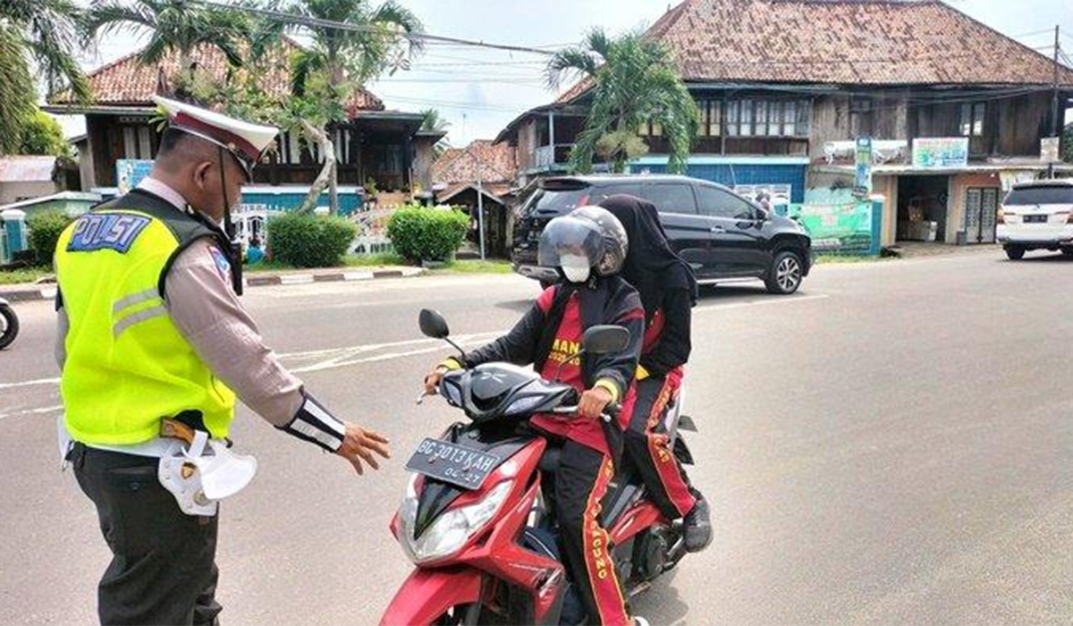 Unik! Langgar Lalin 3 Pelajar Dihukum Nyanyi Indonesia Raya