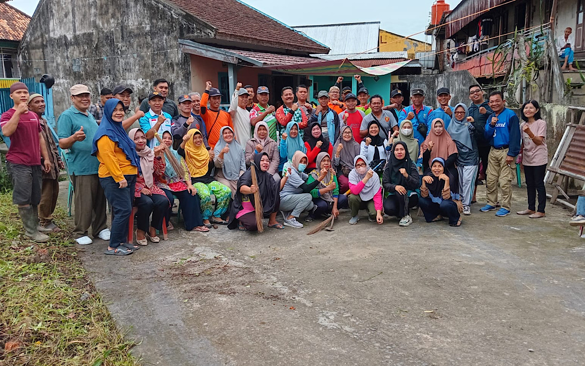 Warga Masjid Jamik Dipimpin Ketua RT 12 Kompak Gelar Gotong Royong ‘Jumat Bersih’ Demi Lorong Tetap BARI  