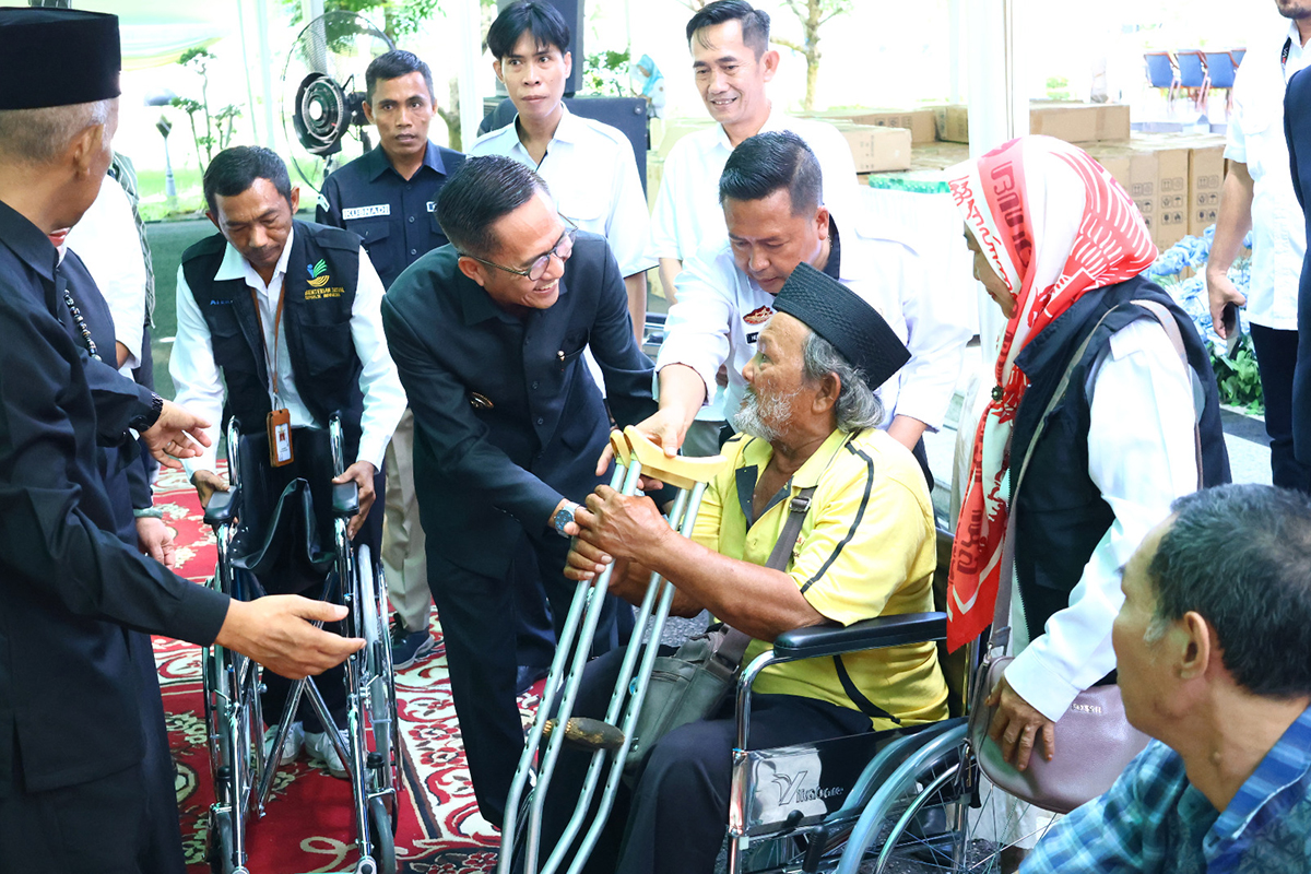 HUT Palembang Jadi Berkah Penyandang Disabilitas, Ratu Dewa Bagikan 50 Kursi Roda dan 100 Alat Bantu Dengar