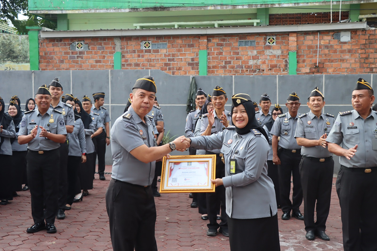 Kemenkumham Sumsel Berikan Apresiasi kepada Pegawai Teladan dalam Apel Pagi Rutin