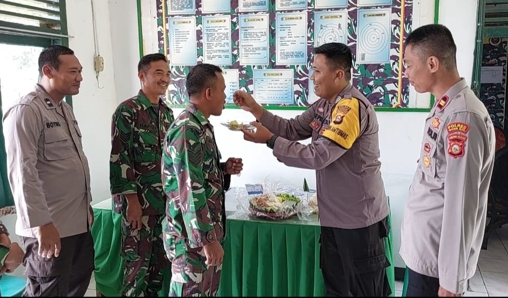 Sinergitas dengan TNI di Hari Ulang Tahun, Polsek Muara Kuang Beri Kejutan ke Koramil 402-05