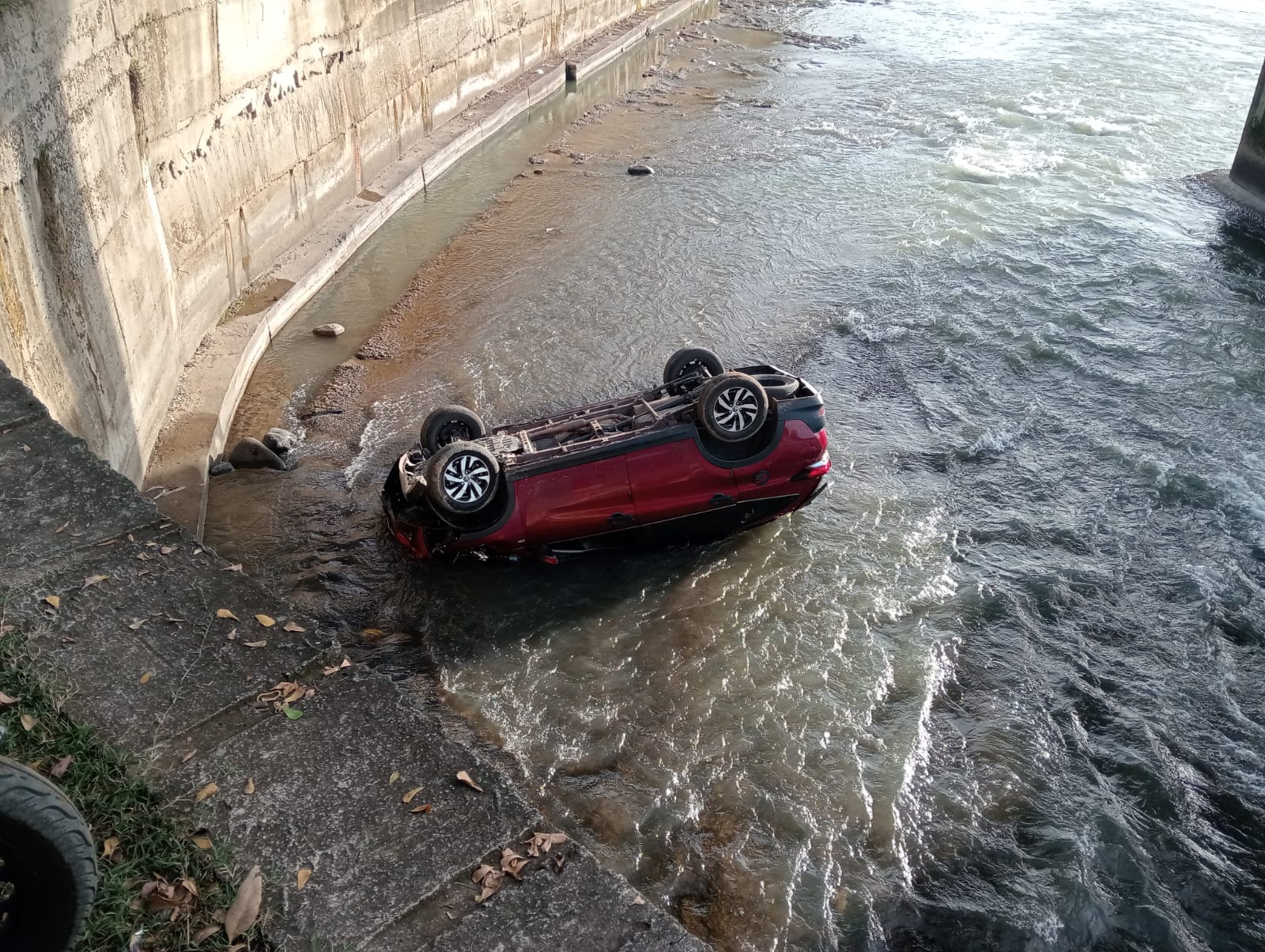 Hendak Mundur, Toyota Rush Terjun ke Sungai Lematang Lahat, Korban Selamat? 