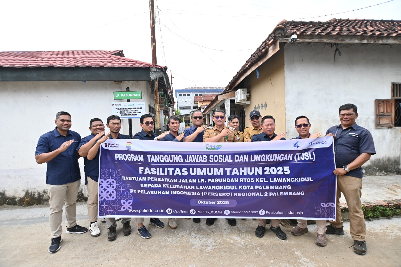 Pelindo Regional 2 Palembang Salurkan Bantuan Perbaikan Jalan ke Kelurahan Lawang Kidul