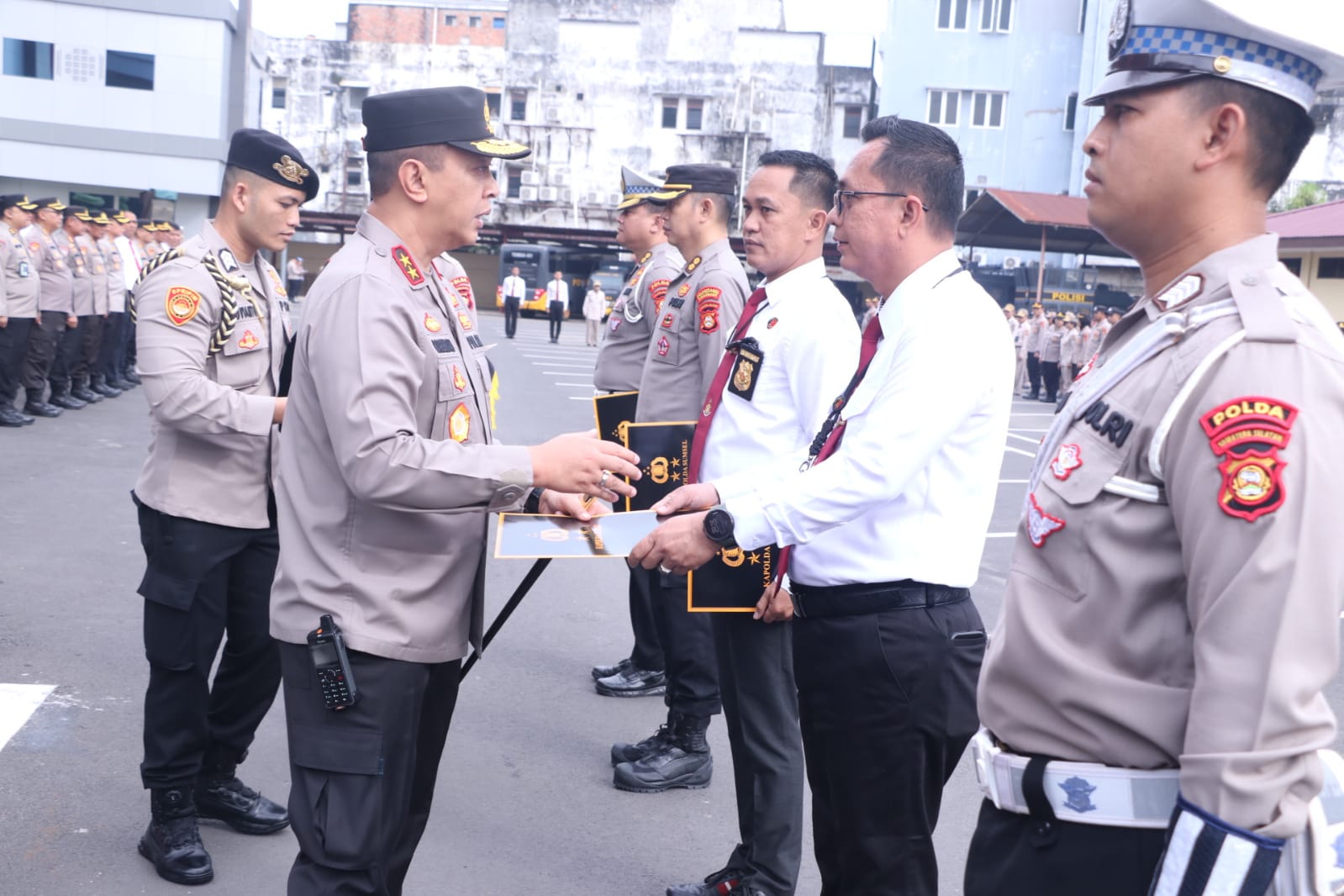 Dua Satker dan Satu Satwil Terima Pin Emas dan 35 Lembar Piagam Penghargaan Kapolda Sumsel 