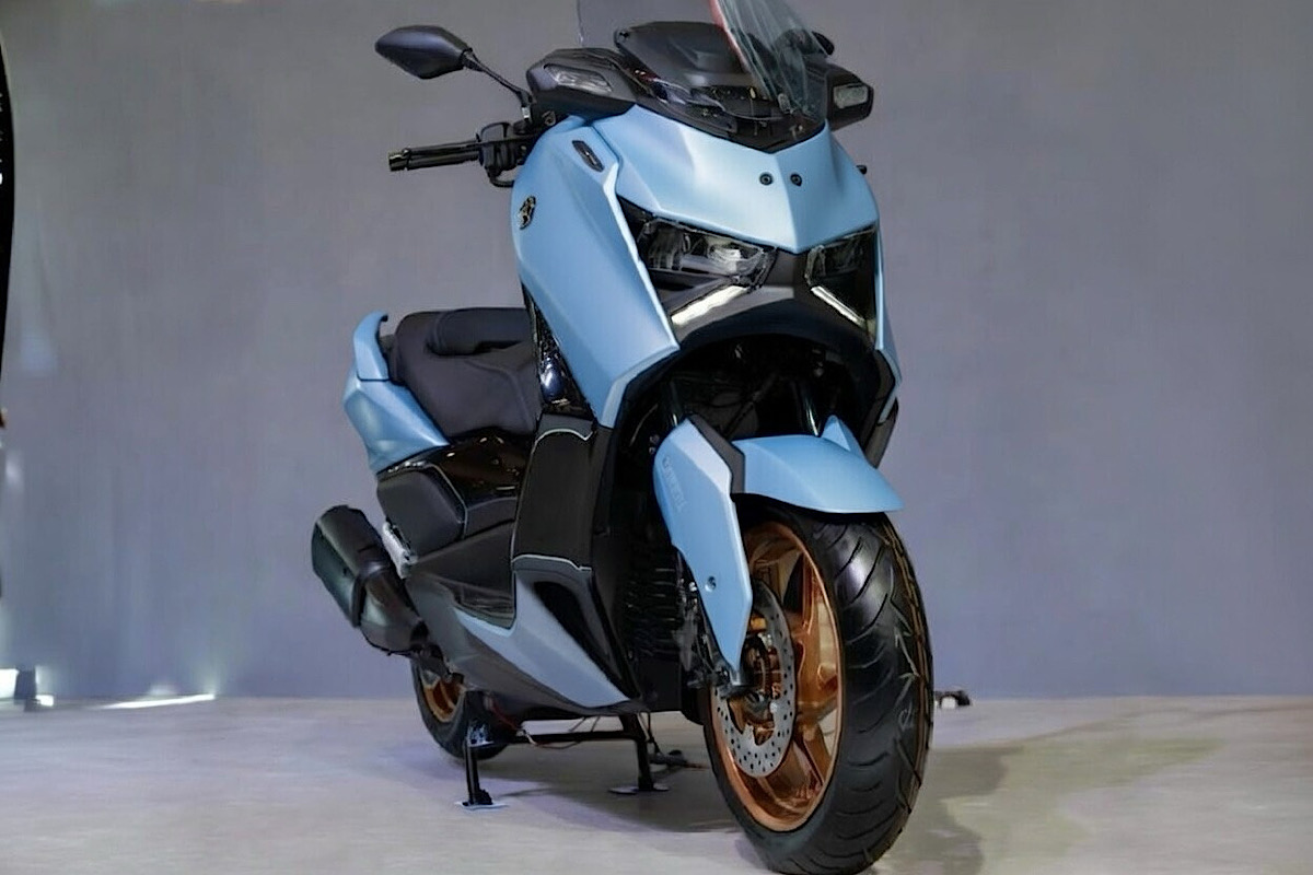 Yamaha XMax 2026 Hanya Beda 2 Dari TMax, Pada Setingan Visor dan Jok Eropa yang Sangar   