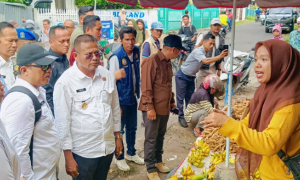 Dialogis dan Tegas, Cak Arlan Pastikan Penataan Pasar Inpres Berjalan Kondusif