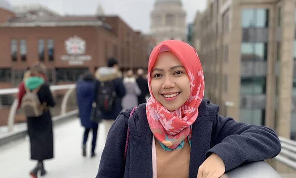 Hadiri Wisuda S1 Diantar Becak Sang Ayah, Kini Raeni Jadi Asisten Profesor