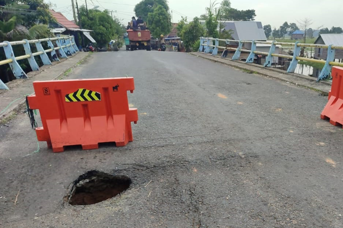 Waspada! Jembatan Penghubung Desa Terusan Laut SP Padang Berlubang, Truk Muatan Berlebih Dilarang Melintas
