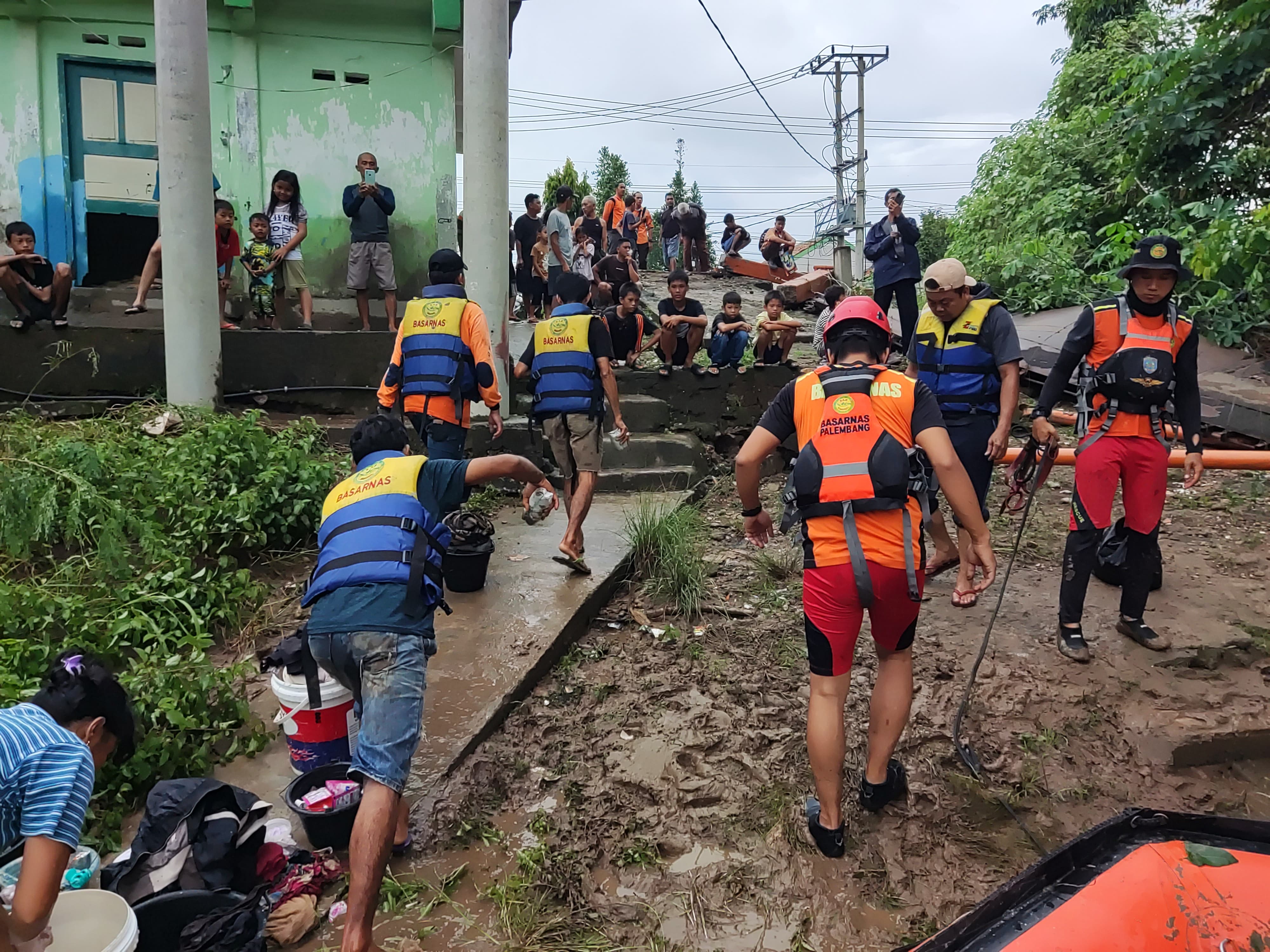 Banjir Kepung Kabupaten OKU, Basarnas Terjunkan Personel Evakuasi Warga yang Terdampak 