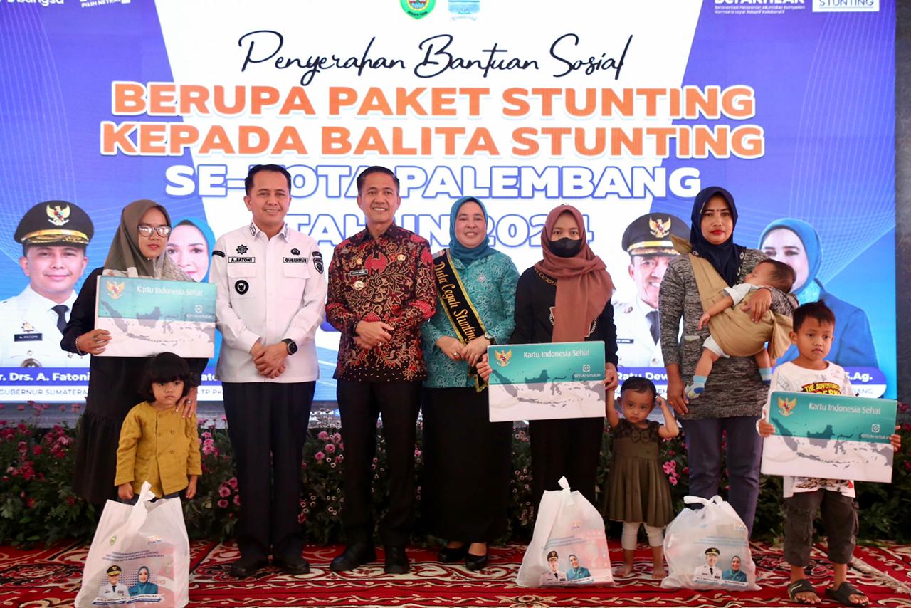 Pj Gubernur Agus Fatoni Bersama Pj Walikota Palembang Kompak Bagikan Bansos untuk Anak Stunting