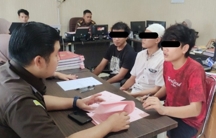 Kejari Palembang Terima Tahap II Tersangka dan Barang Bukti Kasus Pegawai Koperasi Dicor Semen 