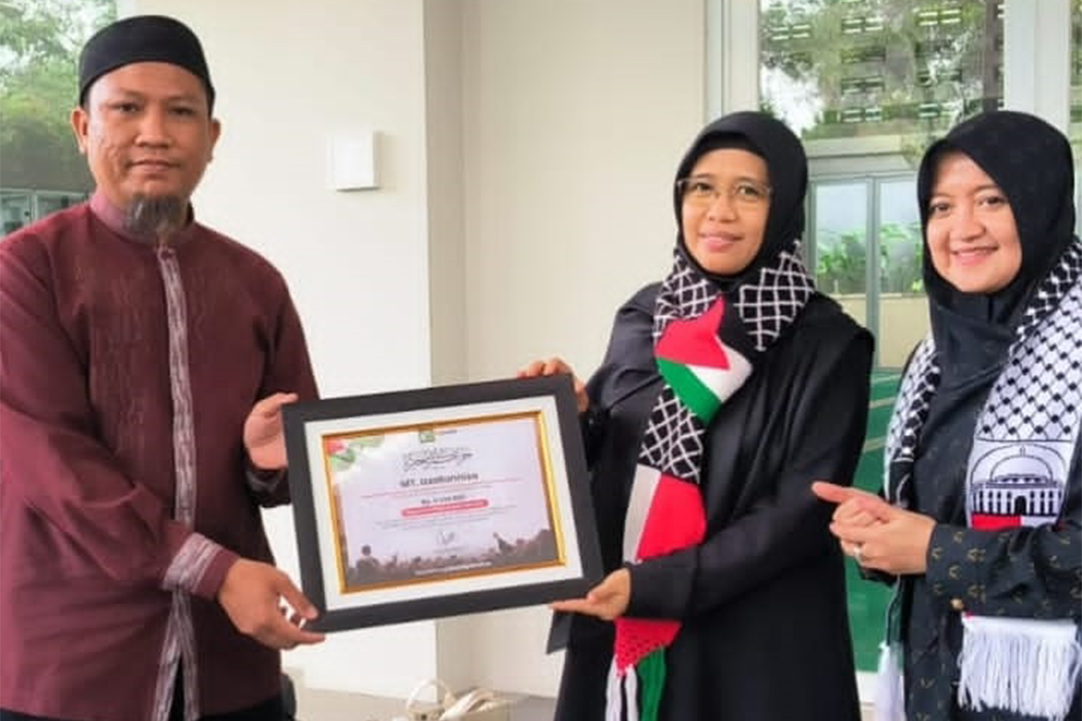 MT Izzatunnisa Serah Terima Donasi ke Palestina Lewat DT Peduli