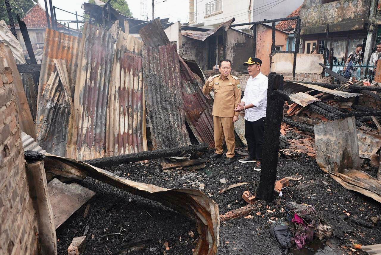 Pj Gubernur Sumsel Agus Fatoni Tinjau Langsung Lokasi Kebakaran dan Berikan Bantuan