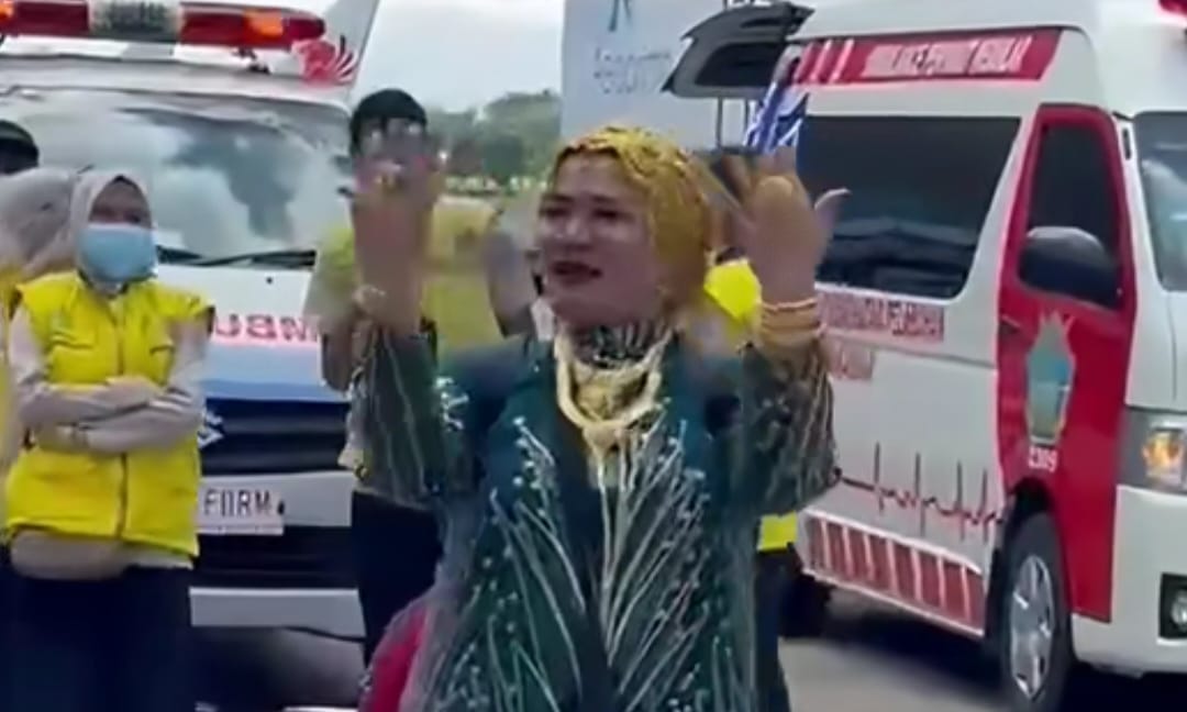 Buntut Pamerkan Perhiasan Saat Turun Pesawat dari Haji, Emak-Emak Ini akan Dipanggil Bea Cukai Makassar