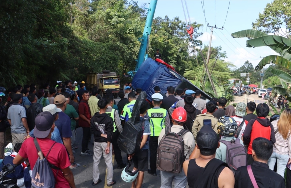 Bus Al-Hijrah Kecelakaan, Kapolres Lahat Pimpin Langsung Evakuasi