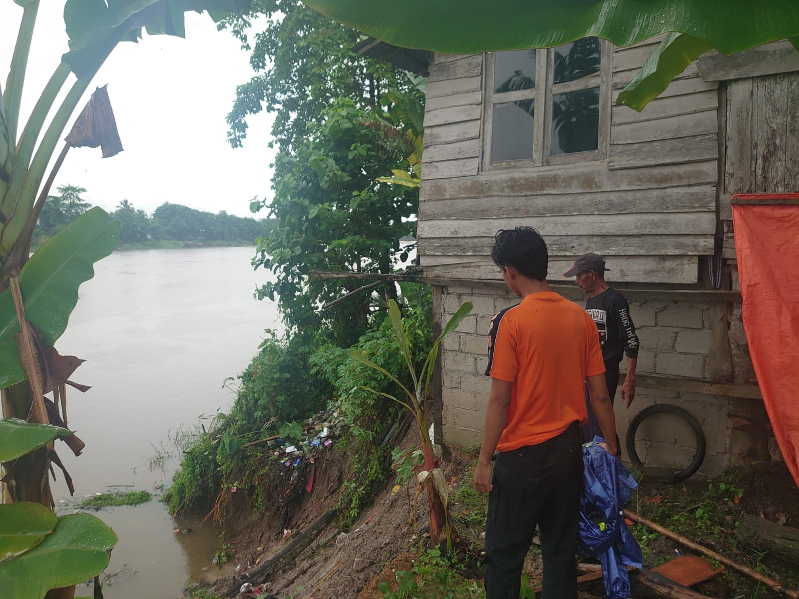 Tanah Longsor di Desa Serijabo Ogan Ilir, Sebuah Rumah Warga Nyaris Ambruk, Polisi Sampaikan Imbauan