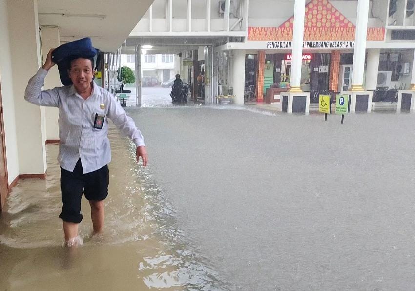 Diguyur Hujan Deras Selama 2 Jam, PN Palembang Dikepung Banjir Setinggi Lutut Orang Dewasa, Agenda Sidang?