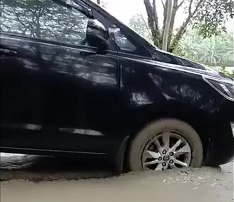 Tak Bisa Putar Balik Mobil Dispora Lubuklinggau Terobos Coran Basah, Komen Warganet Ada yang Minta Pecat