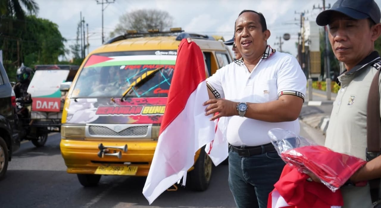 Jelang Peringatan HUT Kemerdekaan RI ke-80, Pemkab Ogan Ilir Bagikan Ratusan Bendera ke Masyarakat