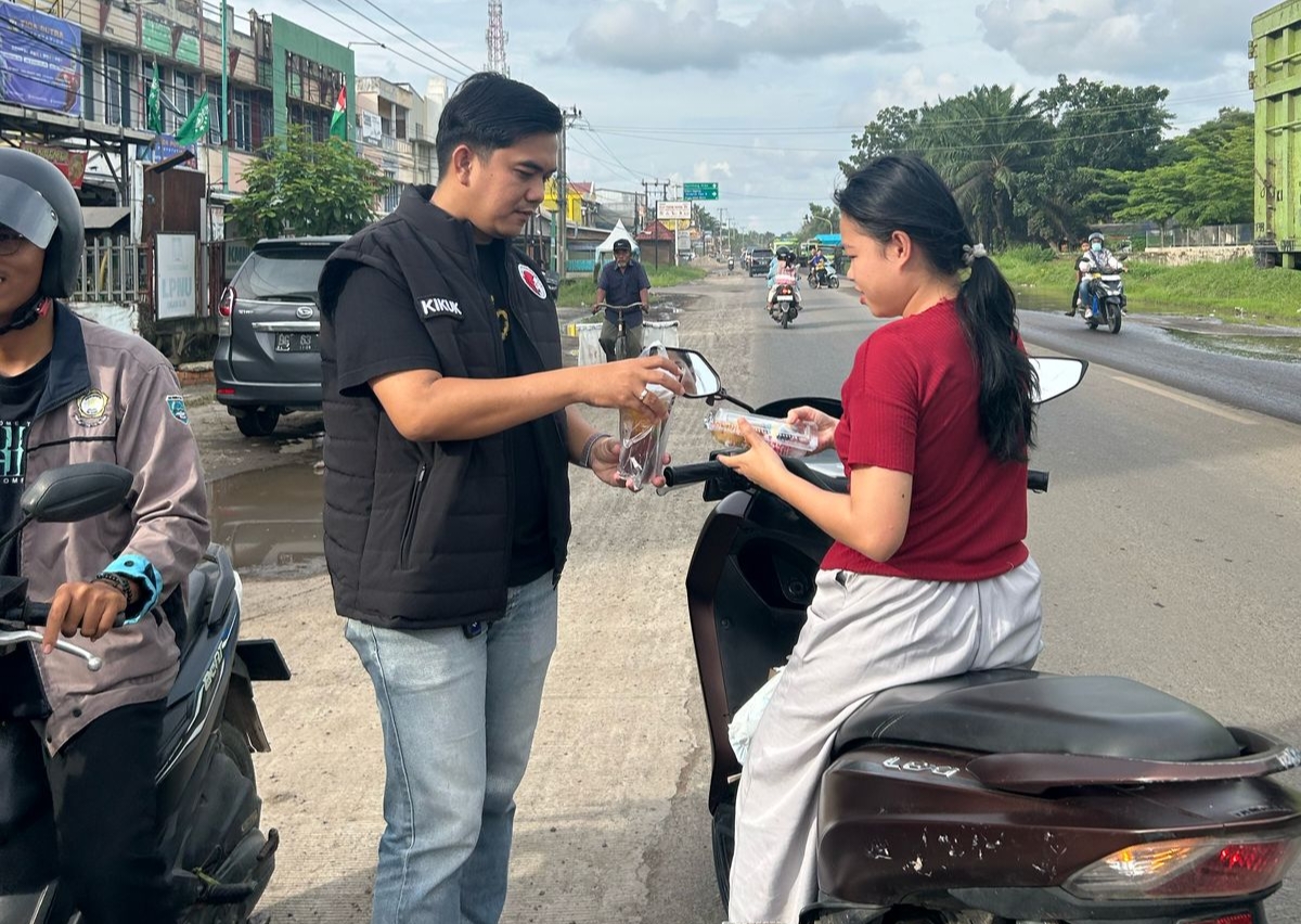 Sat Res Narkoba Polres Ogan Ilir Berbagi Takjil Jelang Berbuka Puasa, Pengendara Auto Semringah