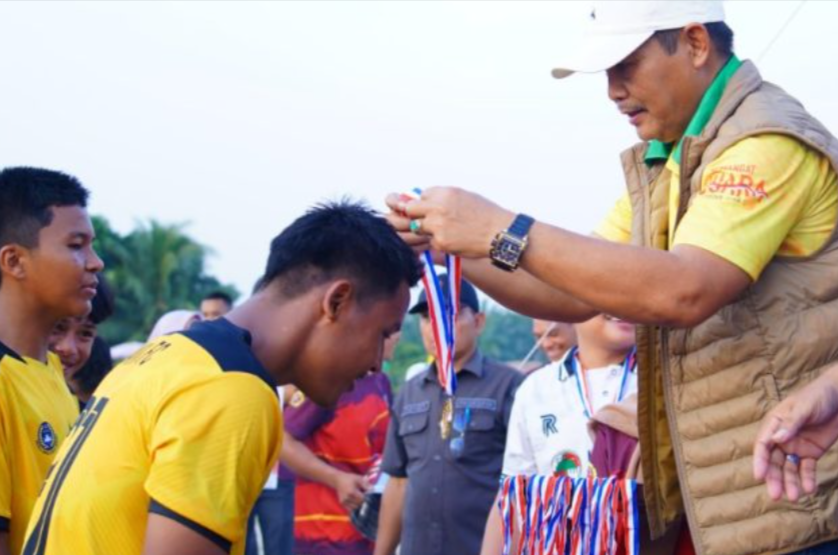 Wabup Muba Tutup Turnamen Sepak Bola Bumi Kencana Cup 2025, Karya Maju Keluar Sebagai Juara