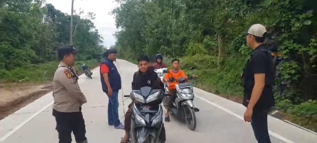 Respon Jumat Curhat, Personel Polsek Cengal Patroli Cegah Balap Liar di Jalan yang Baru Selesai Dicor