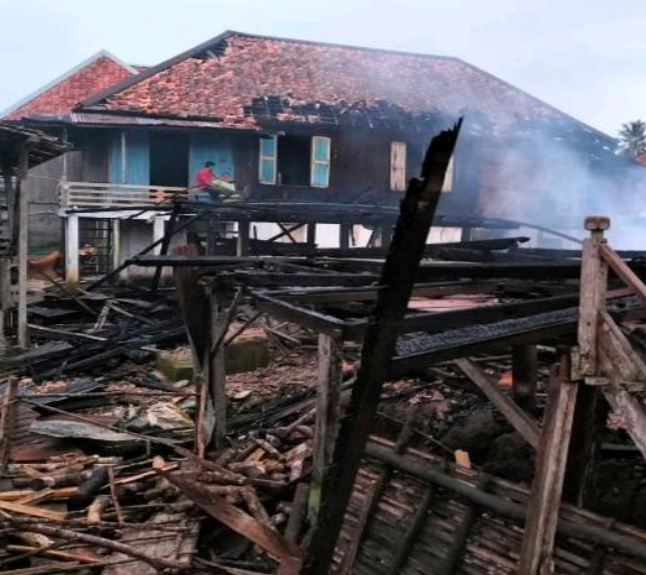 Jago Merah Mengamuk di Rupit, 2 Rumah Ludes, 2 Rusak Berat dan 3 Rusak Ringan