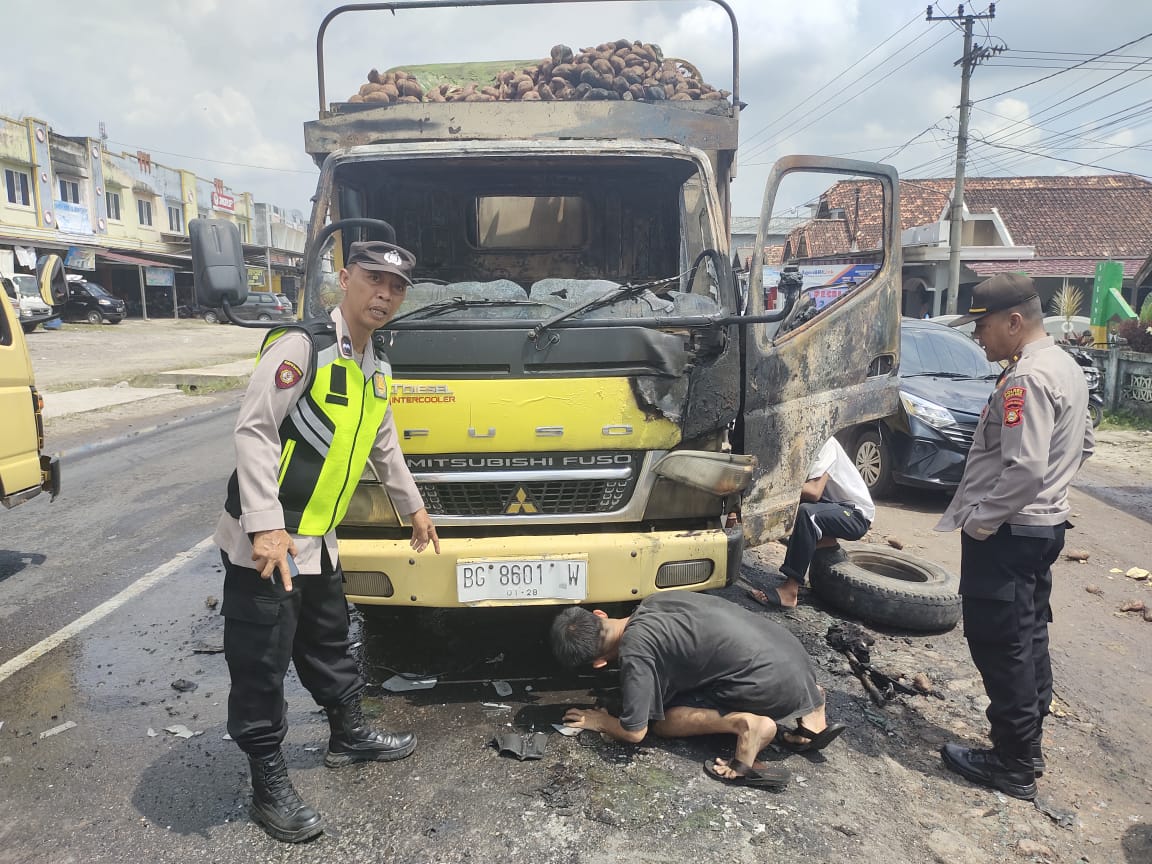 Mobil Truk dari Pagaralam Bermuatan Ubi Rambat Terbakar