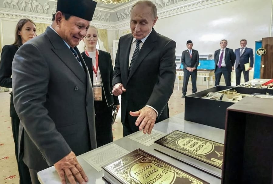 Putin Hadiahi Pedang, Prabowo Balas dengan Keris Bali, Berikut Momen Pertemuan Bilateral Indonesia-Rusia