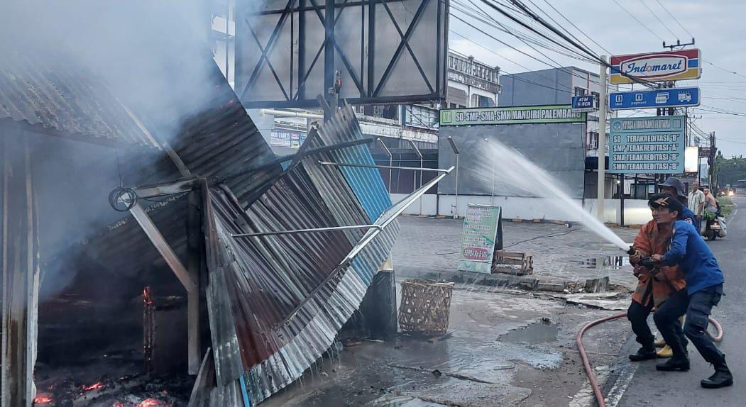 Korsleting Listrik, Toko Buah dan Warung Makan di Kenten Laut Ludes Terbakar