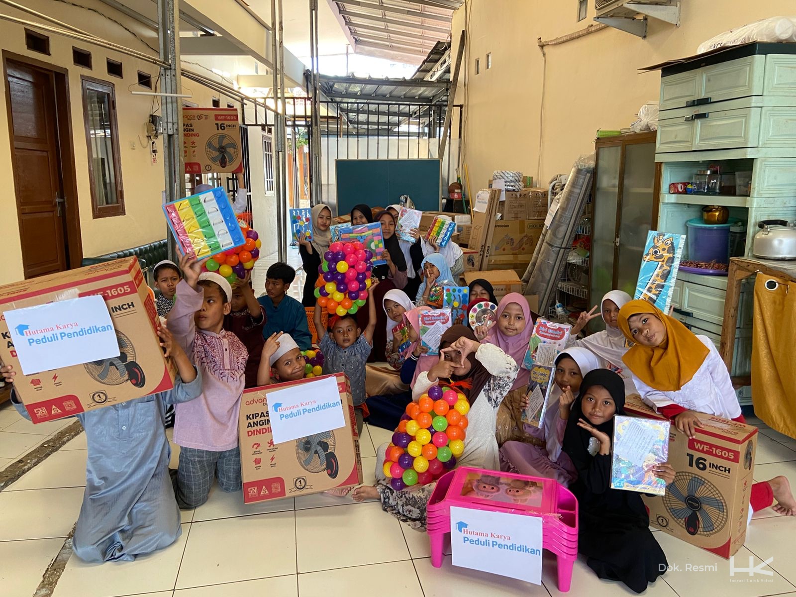Bangun Generasi Cerdas dan Lingkungan Bersih, HK Salurkan Ratusan Bantuan Sarana dan Prasarana