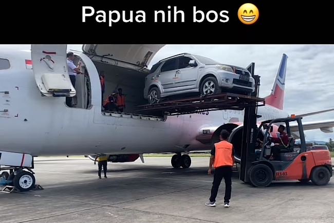 Amazing, Mobil Dikirim Naik Pesawat Hanya di Terjadi di Papua, Netizen: Ongkos Angkutnya Bisa Beli Mobil Baru 