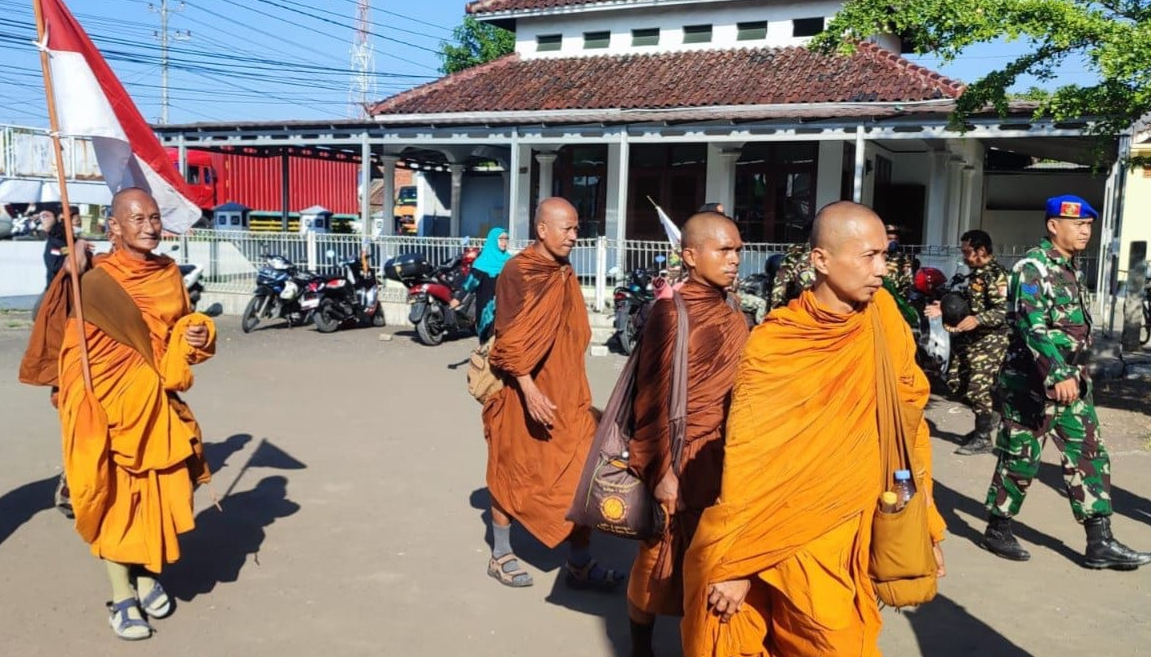 MASYAALLAH! 32 Biksu Thailand Berurai Air Mata, 4 Jempol Untuk Indonesia
