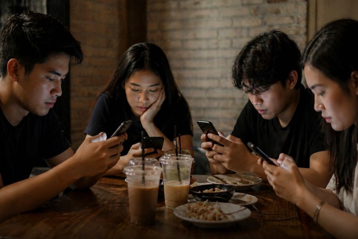 Sering Main HP Tanpa Henti? Ini 5 Dampak Gadget Berlebihan bagi Kesehatan Mental