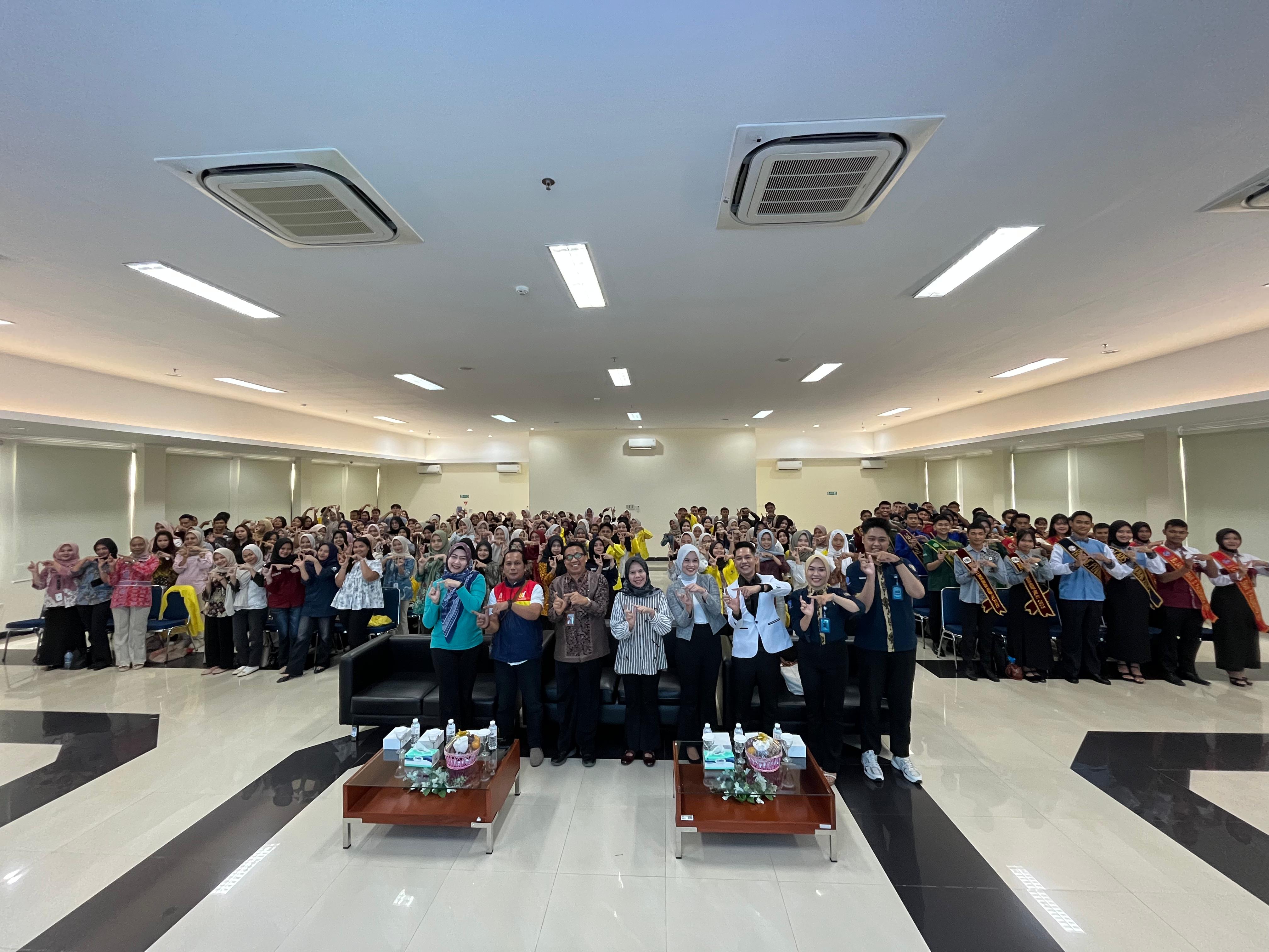 Bujang Gadis UT Palembang Perkenalkan Seni Personal Branding melalui Public Speaking