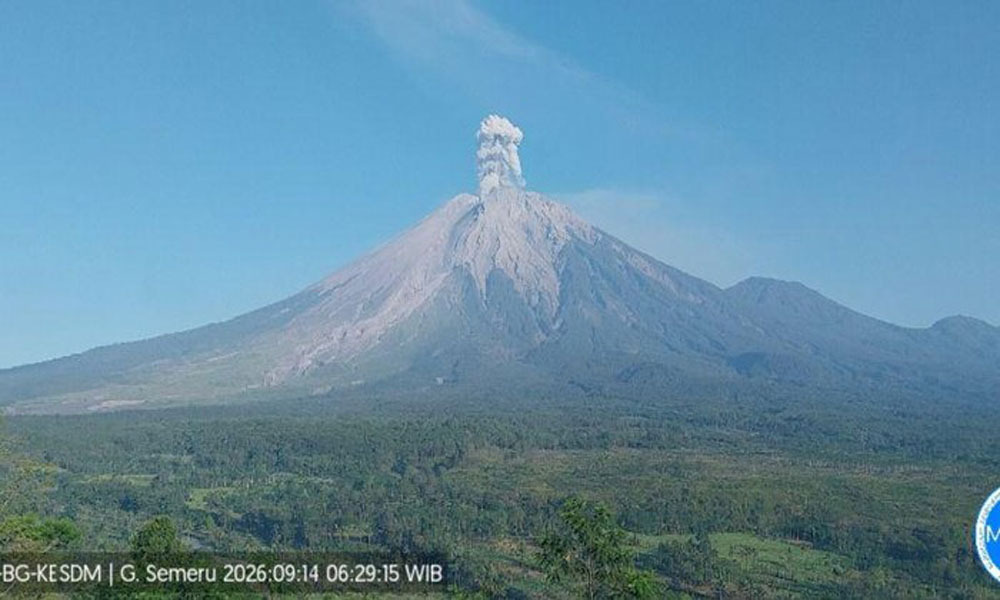Gunung Semeru Erupsi 3 Kali Pagi ini, Ketinggian Kolom Abu Mencapai 1.000 Meter