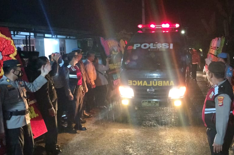 Polisi yang Tewas Ditembak Rekan Sejawat Dimakamkan Secara Kedinasan