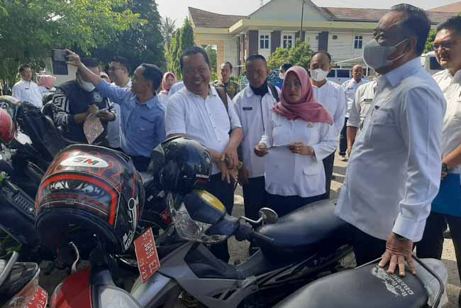 Bupati Cik Ujang: Bangga Pakai Nomor Pelat Merah Jangan Diganti Hitam