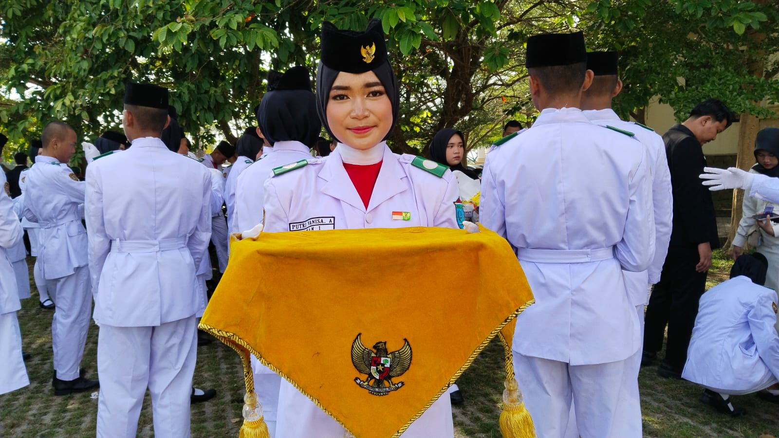 Siswi SMAN 1 Indralaya Terpilih Jadi Pembawa Baki Upacara HUT ke-80 RI Kabupaten Ogan Ilir