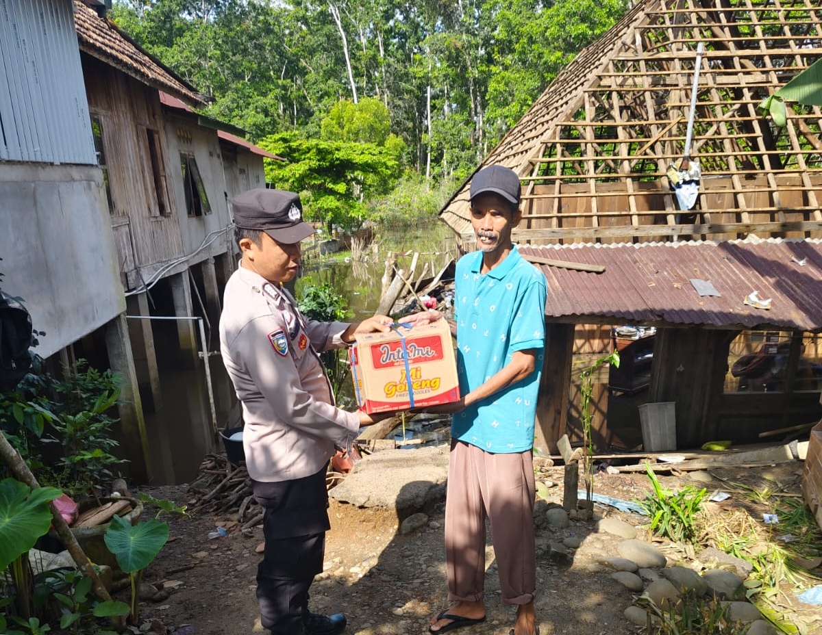 Peduli Korban Rumah Roboh di Desa Tambang Rambang Ogan Ilir, Polsek Muara Kuang Berikan Bantuan