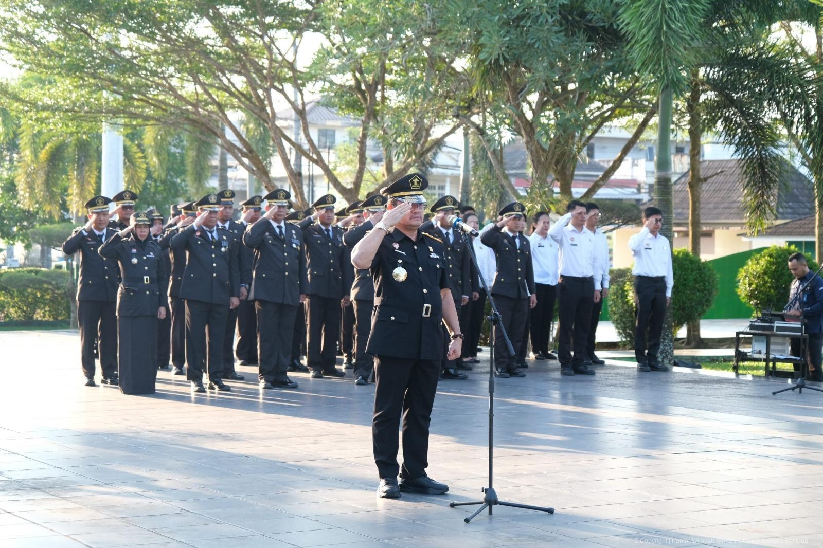 Memperingati HUT Pengayoman ke-80, Kakanwil Kemenkum Babel Pimpin Upacara Tabur Bunga di Taman Makam Pahlawan