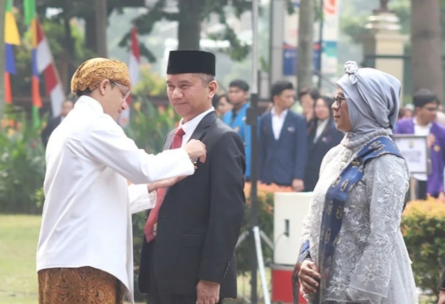 Hari Pendidikan Nasional, Rektor Universitas Sriwijaya Dianugerahi Satya Lencana 30 Tahun dari Presiden RI