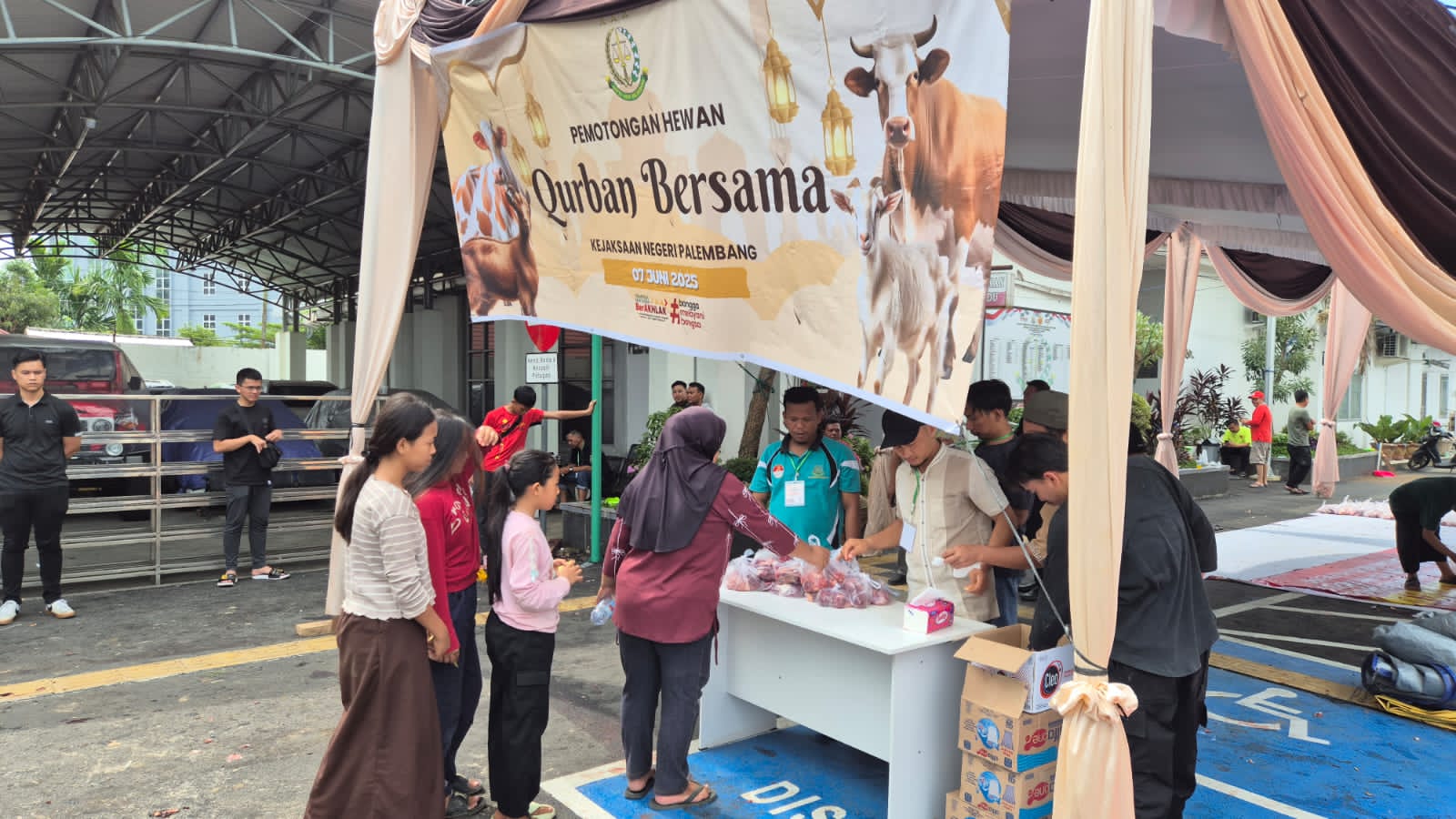Tebar Kebahagiaan Idul Adha 1446 H, Kejari Palembang Bagikan 300 Kantong Daging Kurban Dibagikan ke Warga