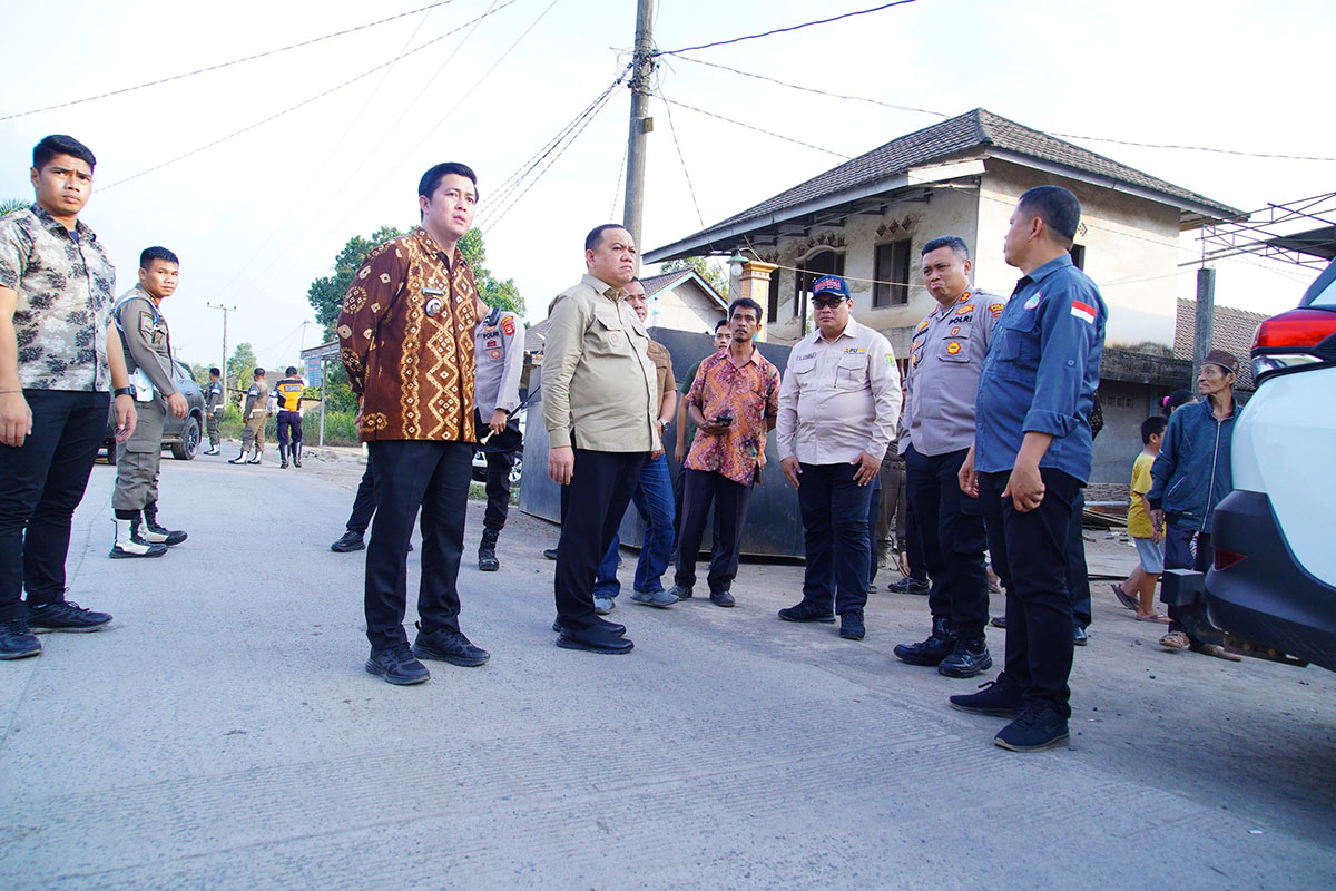 Pj Bupati Muba Perbaiki Jalan Penghubung Desa di Babat Toman: Peningkatan Infrastruktur untuk Kenyamanan Warga