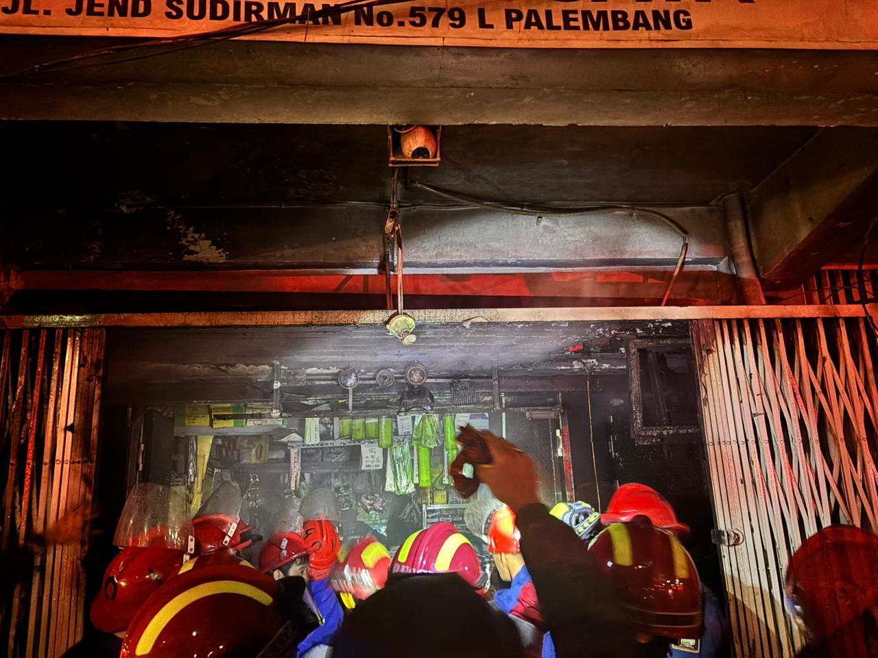 Kebakaran Ruko 3 Lantai di Jalan Jendral Sudirman Palembang, Heboh Teriakan Warga Tuai Kemacetan