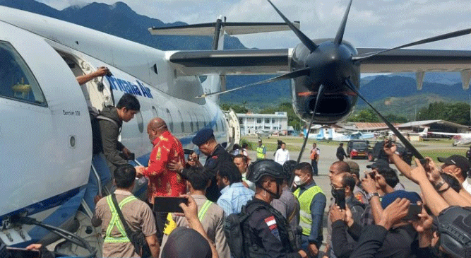 Polisi Bubarkan Pendukung Lukas Enembe, Peluru Nyasar Terkena Warga