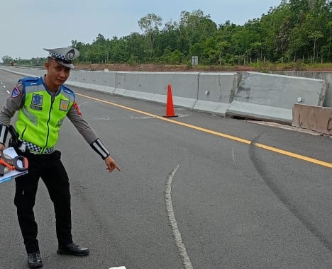 Kru TV Alami Kecelakaan Tunggal di Jalan Tol Indralaya-Prabumulih, Penumpang Dilarikan ke RS