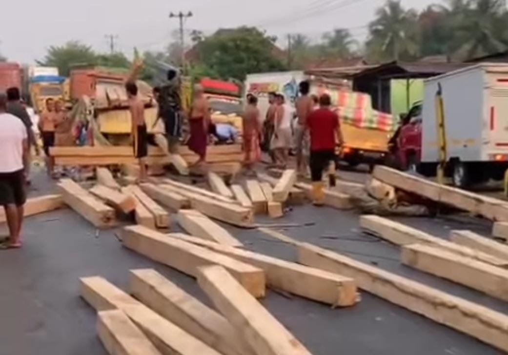Pecah Ban Saat Mendahului, Truk Muatan Kayu Kecelakaan di Jalintim Palembang-Betung, 3 Jam Evakuasi Sopir Truk
