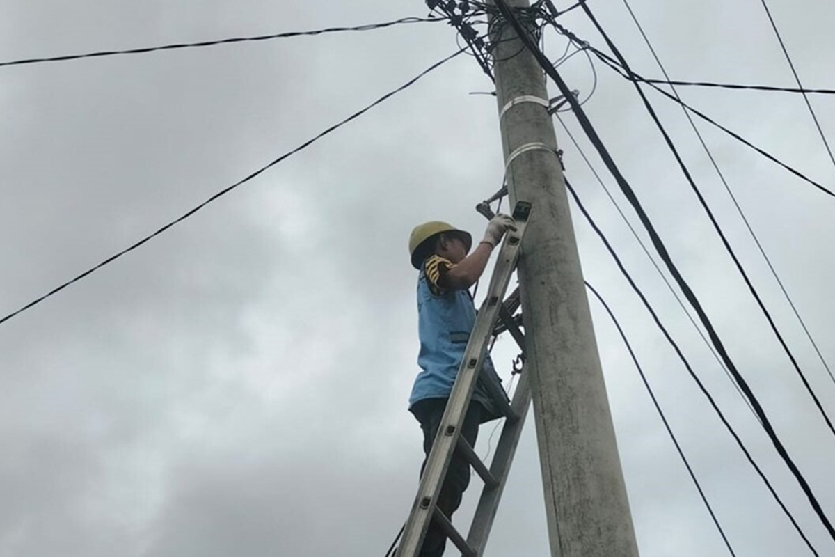 PLN ICONPLUS Lakukan Perapihan Kabel di Area Betung Kabupaten Banyuasin